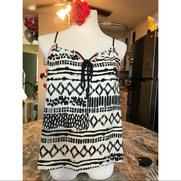 Black & White Stylish Tank Top - Picture 1 of 3
